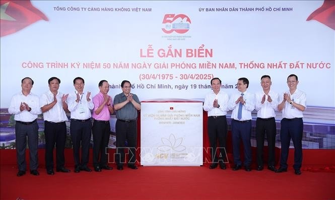 Thủ tướng Phạm Minh Chính và Bí thư Thành uỷ TP. Hồ Chí Minh Nguyễn Văn Nên và các đại biểu gắn biển công trình Nhà ga T3, Cảng hàng không quốc tế Tân Sơn Nhất chào mừng kỷ niệm 50 năm Ngày Giải phóng miền Nam, thống nhất đất nước. Ảnh: Dương Giang/TTXVN
