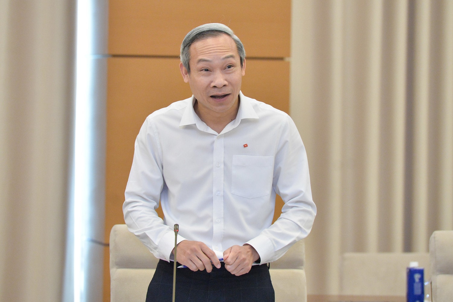 Ủy viên là ĐBQH hoạt động chuyên trách tại Ủy ban Kinh tế và Tài chính Phan Đức Hiếu phát biểu. Ảnh: Hồ Long