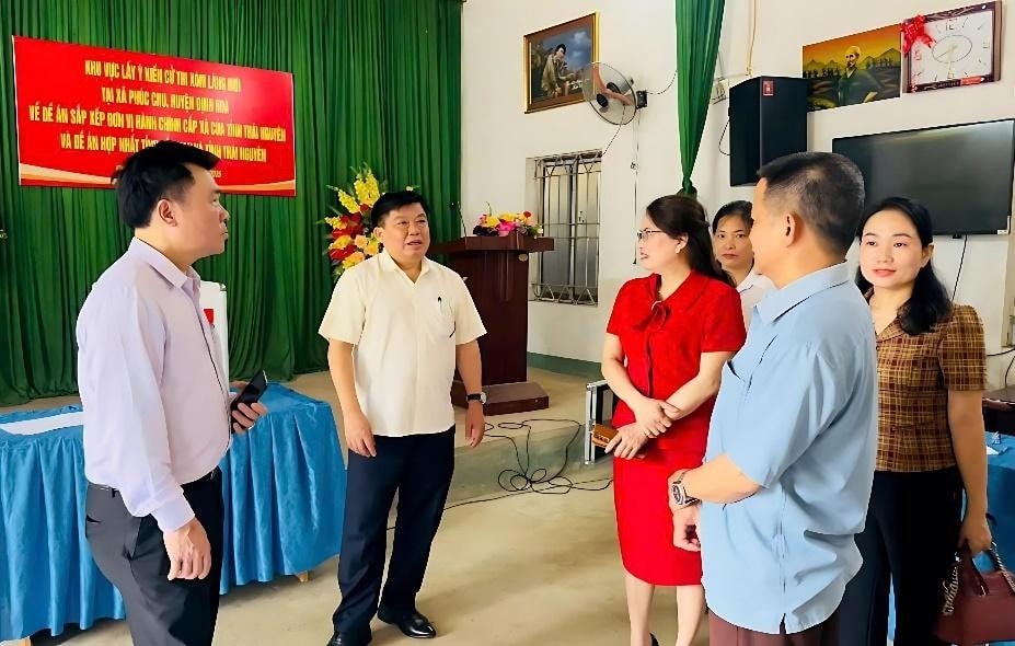 Đoàn kiểm tra của Sở Nội vụ đi kiểm tra công tác bỏ phiếu tại xóm Làng Mới, xã Phúc Chu, huyện Định Hóa