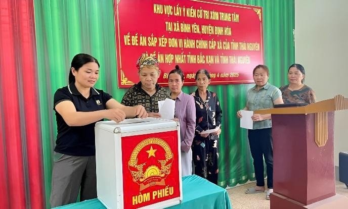 Cử tri huyện Định Hóa đi bỏ phiếu