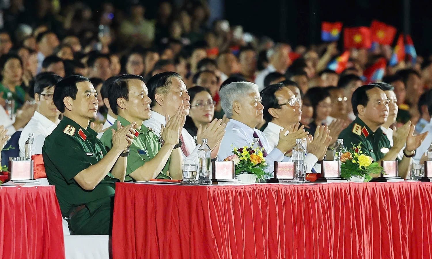 Các đại biểu dự Chương trình nghệ thuật "Đất nước trọn niềm vui". Ảnh: Thống Nhất/TTXVN