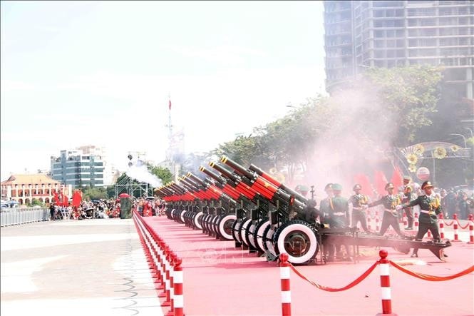 Trưởng Ban Tuyên giáo và Dân vận Trung ương Nguyễn Trọng Nghĩa kiểm tra bắn thử pháo lễ