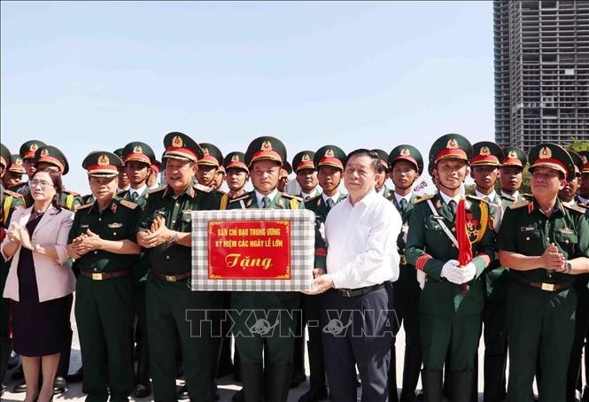 Trưởng Ban Tuyên giáo và Dân vận Trung ương Nguyễn Trọng Nghĩa tặng quà động viên cán bộ, chiến sỹ phụ trách công tác bắn pháo lễ trong Lễ kỷ niệm 50 năm Ngày Giải phóng miền Nam, thống nhất đất nước