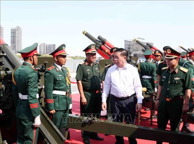 Trưởng Ban Tuyên giáo và Dân vận Trung ương Nguyễn Trọng Nghĩa kiểm tra công tác chuẩn bị pháo lễ trong Lễ kỷ niệm 50 năm Ngày Giải phóng miền Nam, thống nhất đất nước