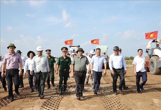 Thủ tướng Phạm Minh Chính kiểm tra tiến độ thi công dự án thành phần đoạn Hậu Giang - Cà Mau. Ảnh: Dương Giang/TTXVN