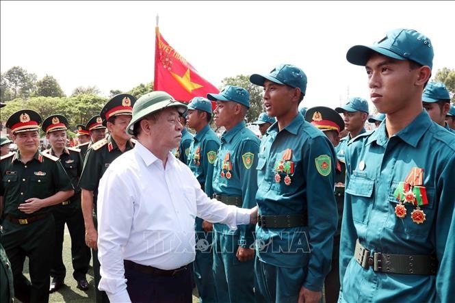Trưởng Ban Tuyên giáo và Dân vận Trung ương Nguyễn Trọng Nghĩa động viên khối nam Dân quân tự vệ tham gia lễ diễu binh, diễu hành và phục vụ lễ diễu binh, diễu hành