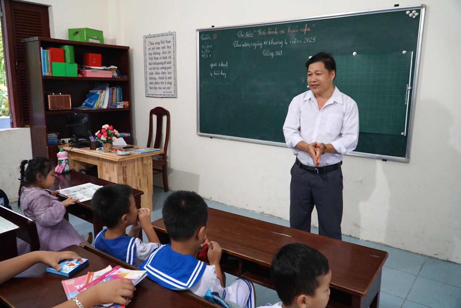 Một lớp học trên đảo Sinh Tồn