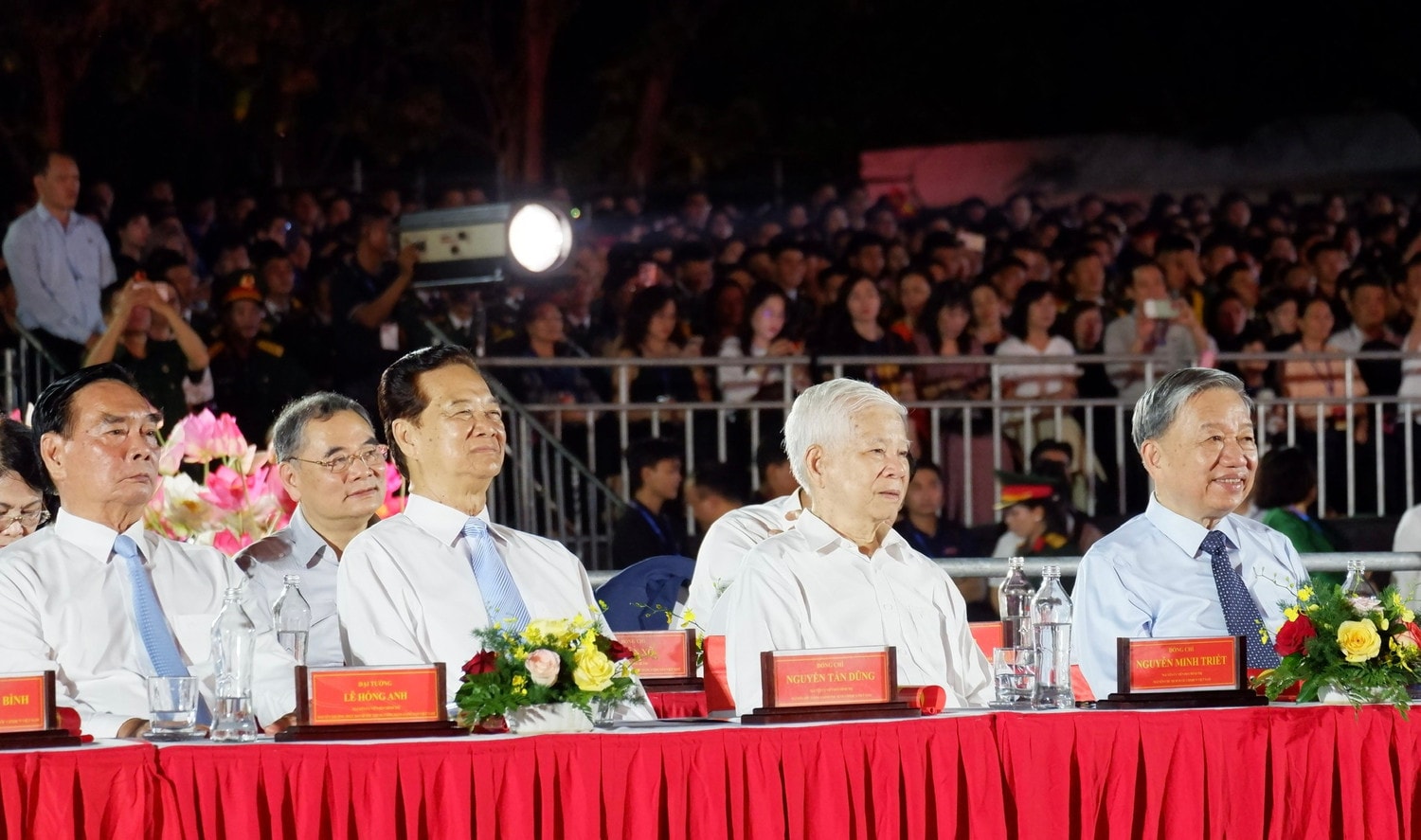Tổng Bí thư Tô Lâm và các đại biểu dự Chương trình nghệ thuật "Đất nước trọn niềm vui". Ảnh: Hoa Lê