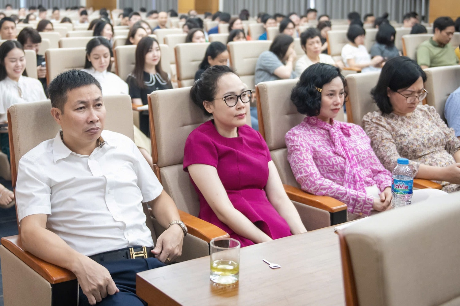 Các đại biểu dự hội nghị. Ảnh: Hồ Long