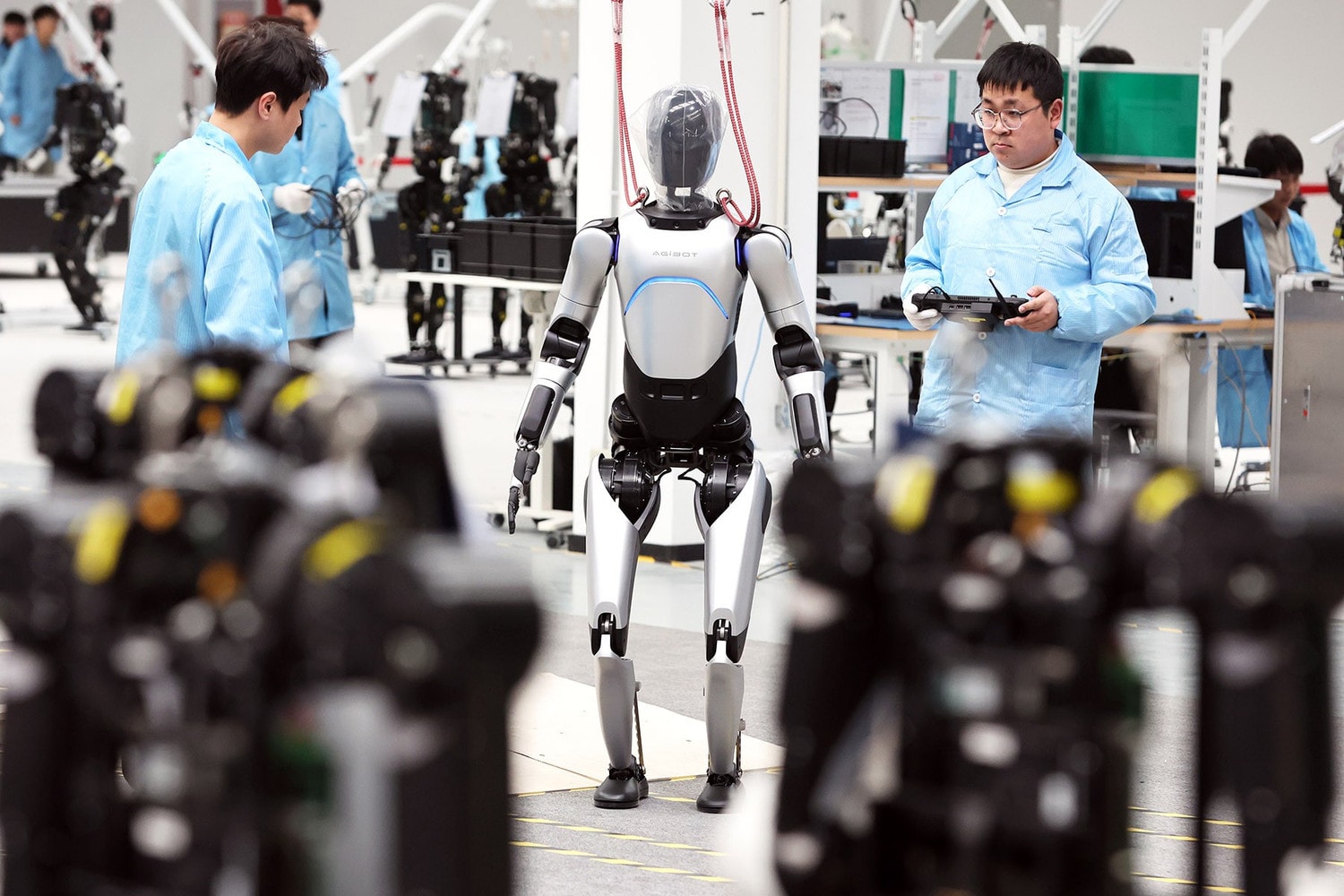 Các kỹ sư đang huấn luyện một robot hình người để thu thập thông tin tại một nhà máy robot ở Thượng Hải vào ngày 18.2.2025.