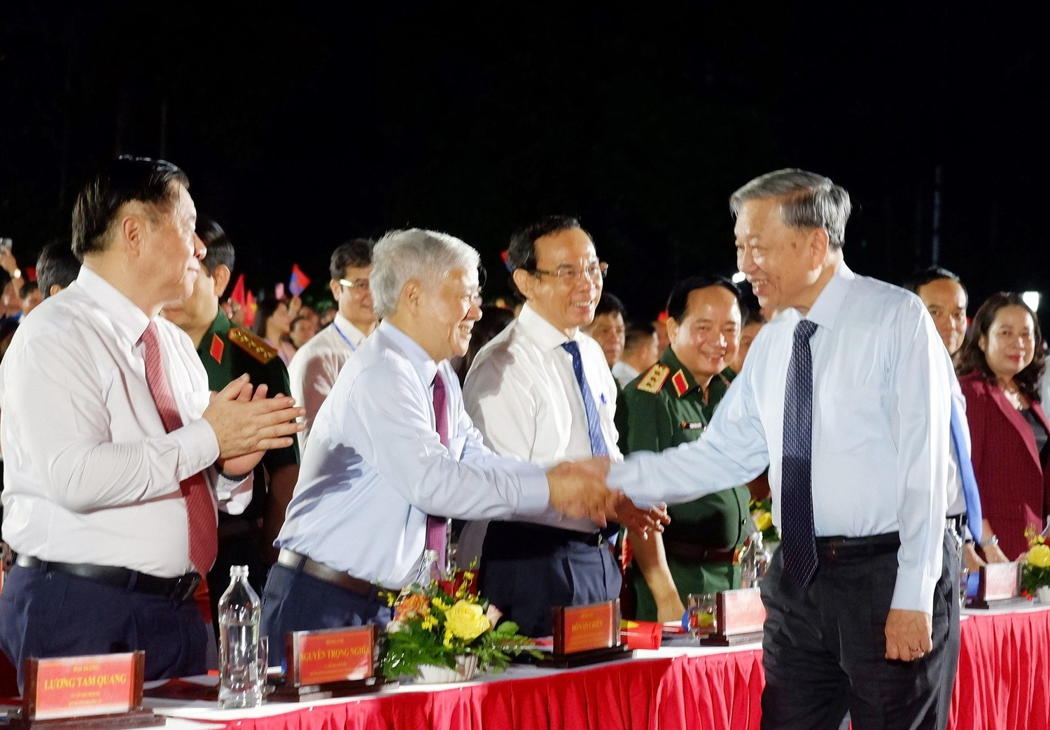 Tổng Bí thư Tô Lâm với các đại biểu dự Chương trình nghệ thuật "Đất nước trọn niềm vui". Ảnh: Hoa Lê