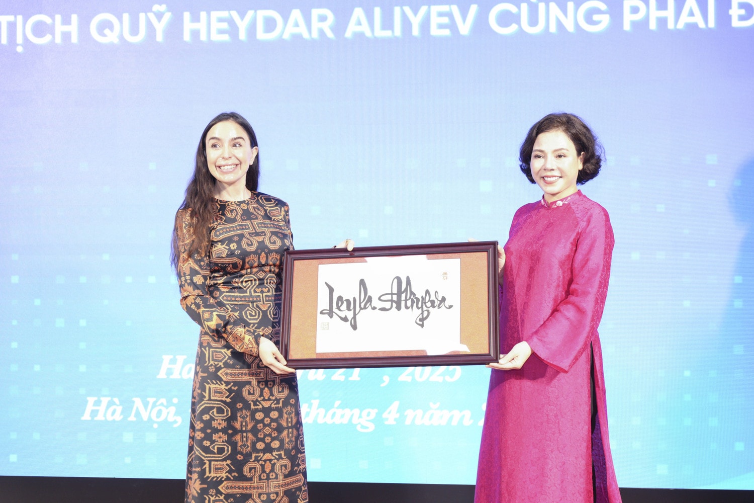 ts-trinh-thi-thu-ha-hieu-truong-nha-truong-trao-tang-qua-toi-ba-leyla-aliyeva-1-min.jpg