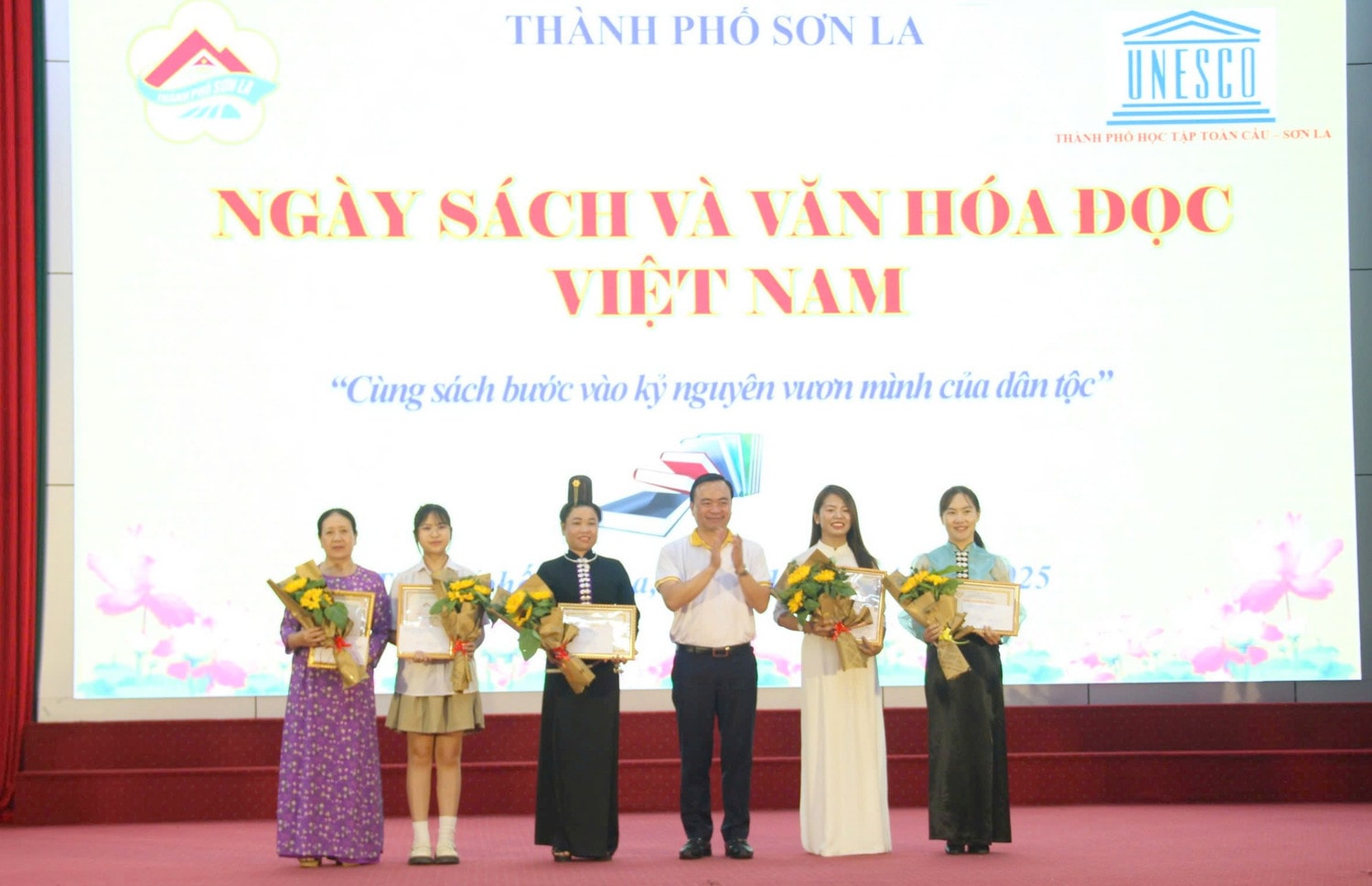 Bí thư Thành ủy Sơn La Hà Trung Chiến trao giải Nhất các cuộc thi cho thí sinh đoạt giải. Ảnh: BTC