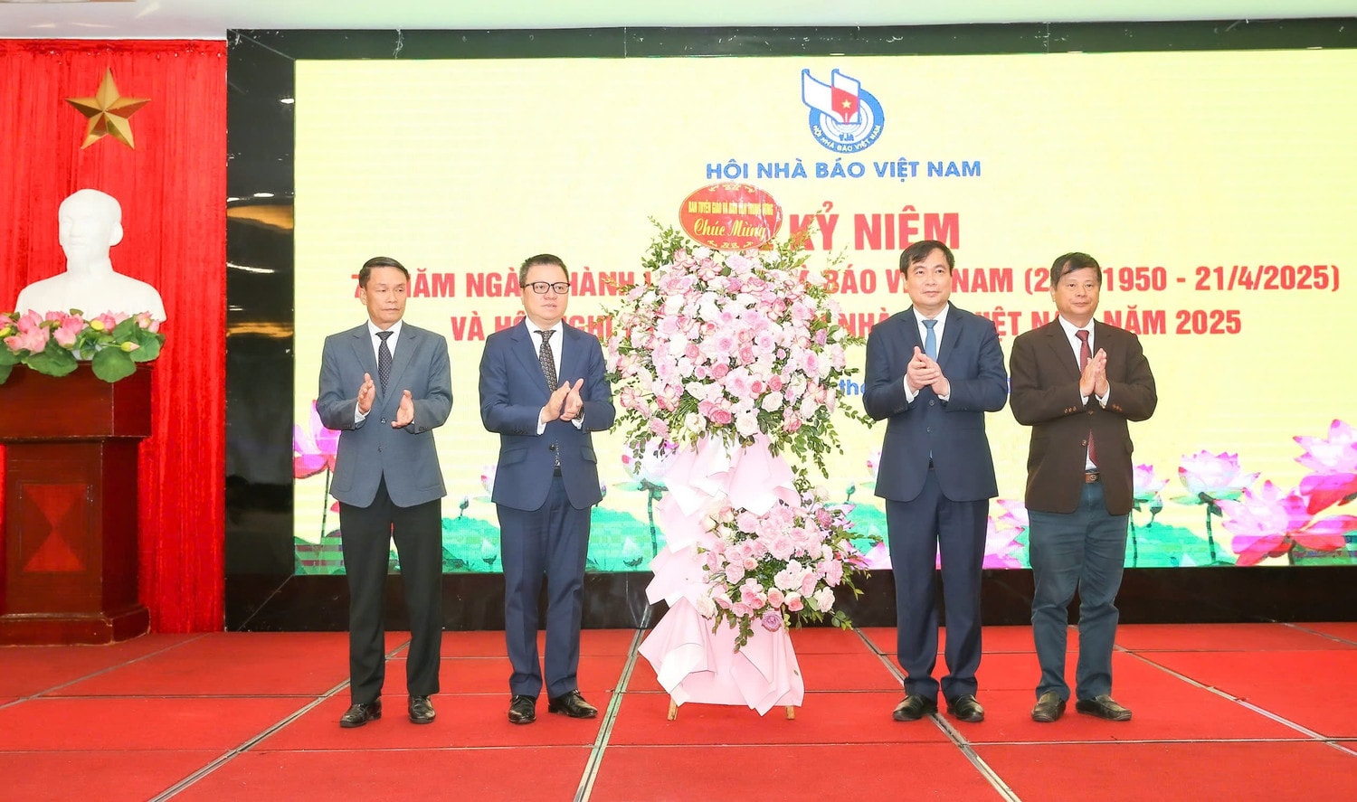 Phó Trưởng Ban Tuyên giáo và Dân vận Trung ương Phan Xuân Thủy chúc mừng những thành tựu vẻ vang của Hội Nhà báo Việt Nam