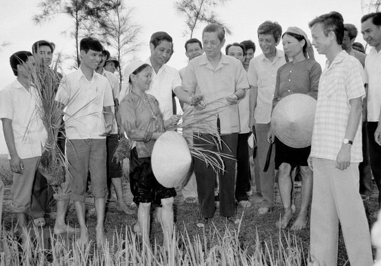 5-tong-bi-thu-nguyen-van-linh-tham-hxt-xa-hai-van-huyen-hai-hau-tinh-ha-nam-ninh-nam-1988-258.jpg
