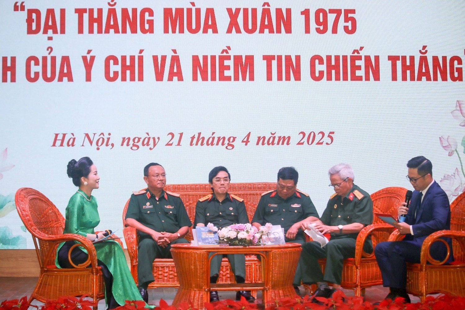 Các đại biểu giao lưu tại tọa đàm. Ảnh: BTC