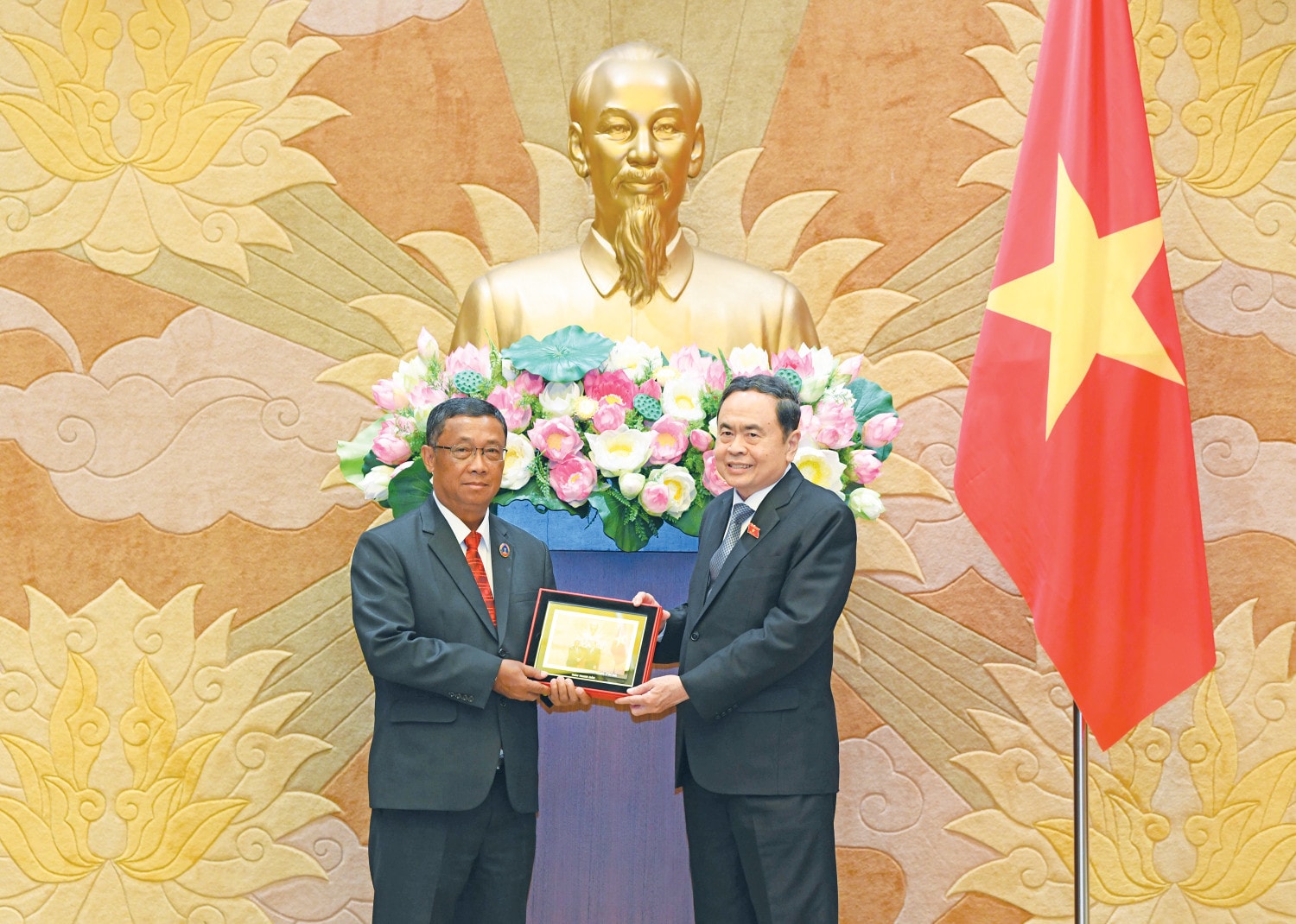 Chủ tịch Quốc hội Trần Thanh Mẫn tặng quà lưu niệm cho Phó Chủ tịch Quốc hội Lào Suvon Luongbunmi. Ảnh: Lâm Hiển