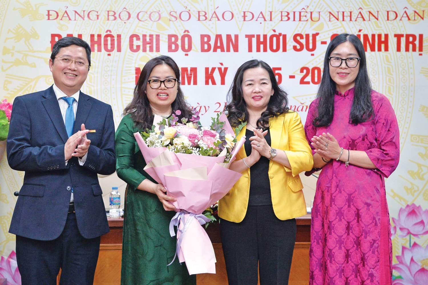 Bí thư Đảng ủy, Tổng Biên tập Báo ĐBND Phạm Thị Thanh Huyền tặng hoa chúc mừng Chi ủy Ban Thời sự - Chính trị nhiệm kỳ 2025 - 2027