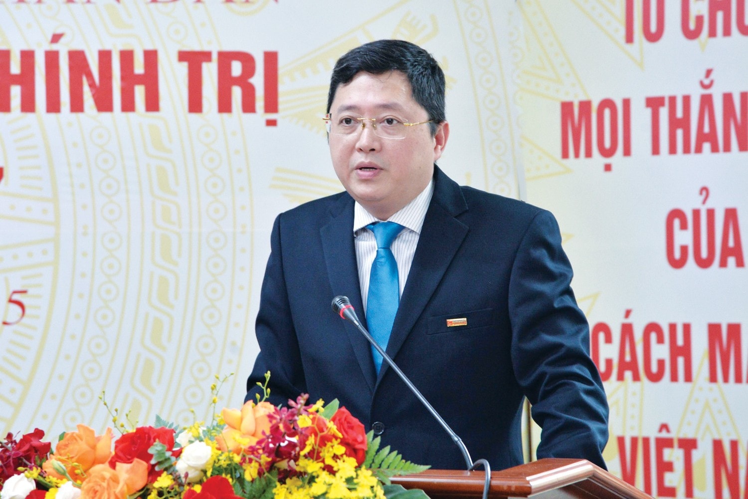 Chi ủy viên, Phó Trưởng ban Thời sự - Chính trị Vũ Lâm Hiển báo cáo tình hình đảng viên dự Đại hội