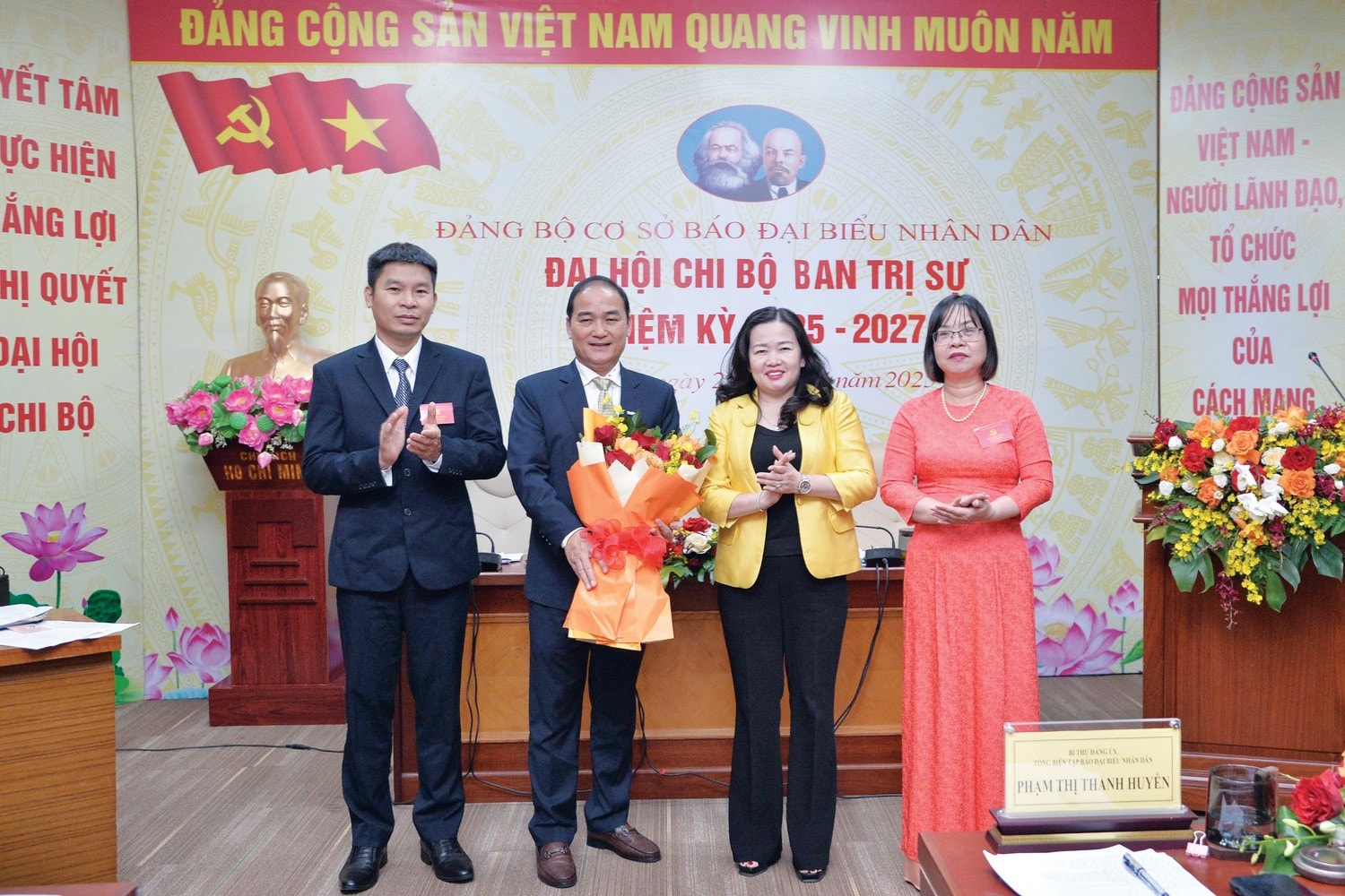 Bí thư Đảng ủy, Tổng Biên tập Báo Đại biểu Nhân dân Phạm Thị Thanh Huyền tặng hoa chúc mừng Chi ủy Ban Trị sự nhiệm kỳ 2025 - 2027