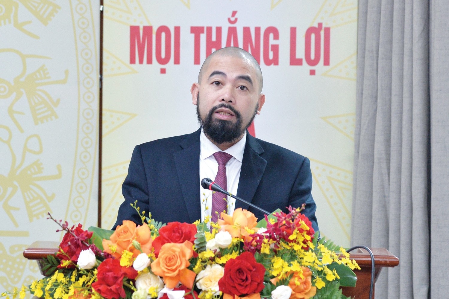 Phó Trưởng ban Thời sự - Chính trị Nguyễn Anh Thế trình bày tham luận tại Đại hội