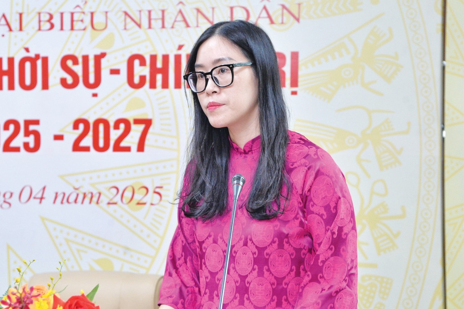 Phó Bí thư Chi bộ Ban Thời sự - Chính trị Vũ Thị Quỳnh Lan trình bày Báo cáo kiểm điểm của Chi ủy tại Đại hội