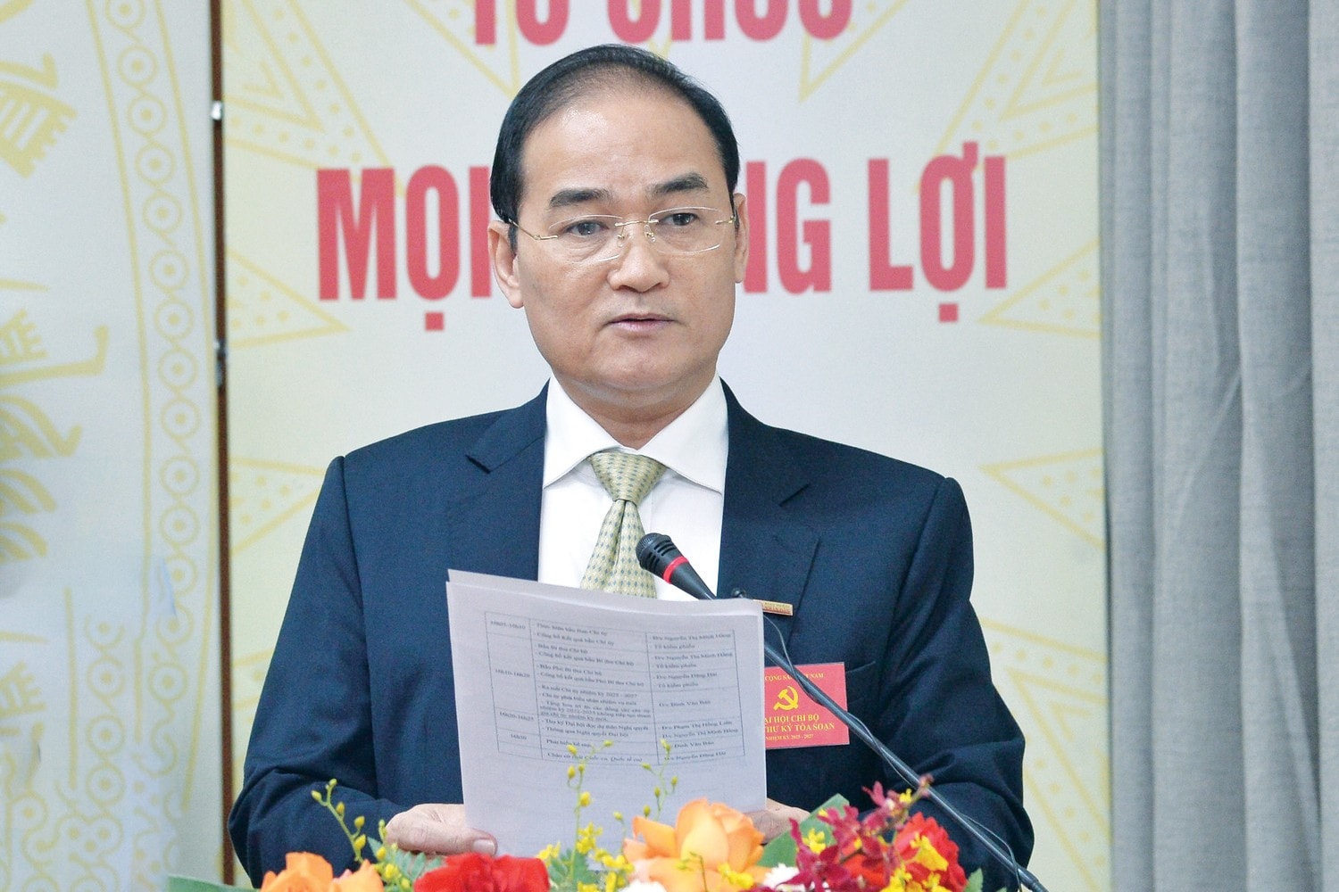 Chi ủy viên, Trưởng Ban Trị sự Đinh Văn Bản báo cáo tình hình đảng viên dự Đại hội