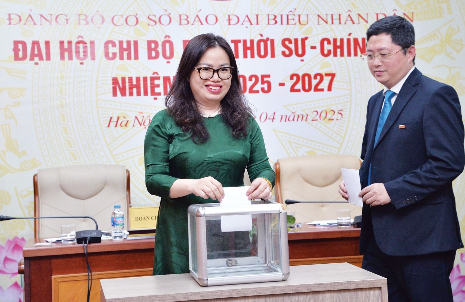 Các đại biểu bỏ phiếu bầu Chi ủy Chi bộ Ban Thời sự - Chính trị nhiệm kỳ 2025 - 2027