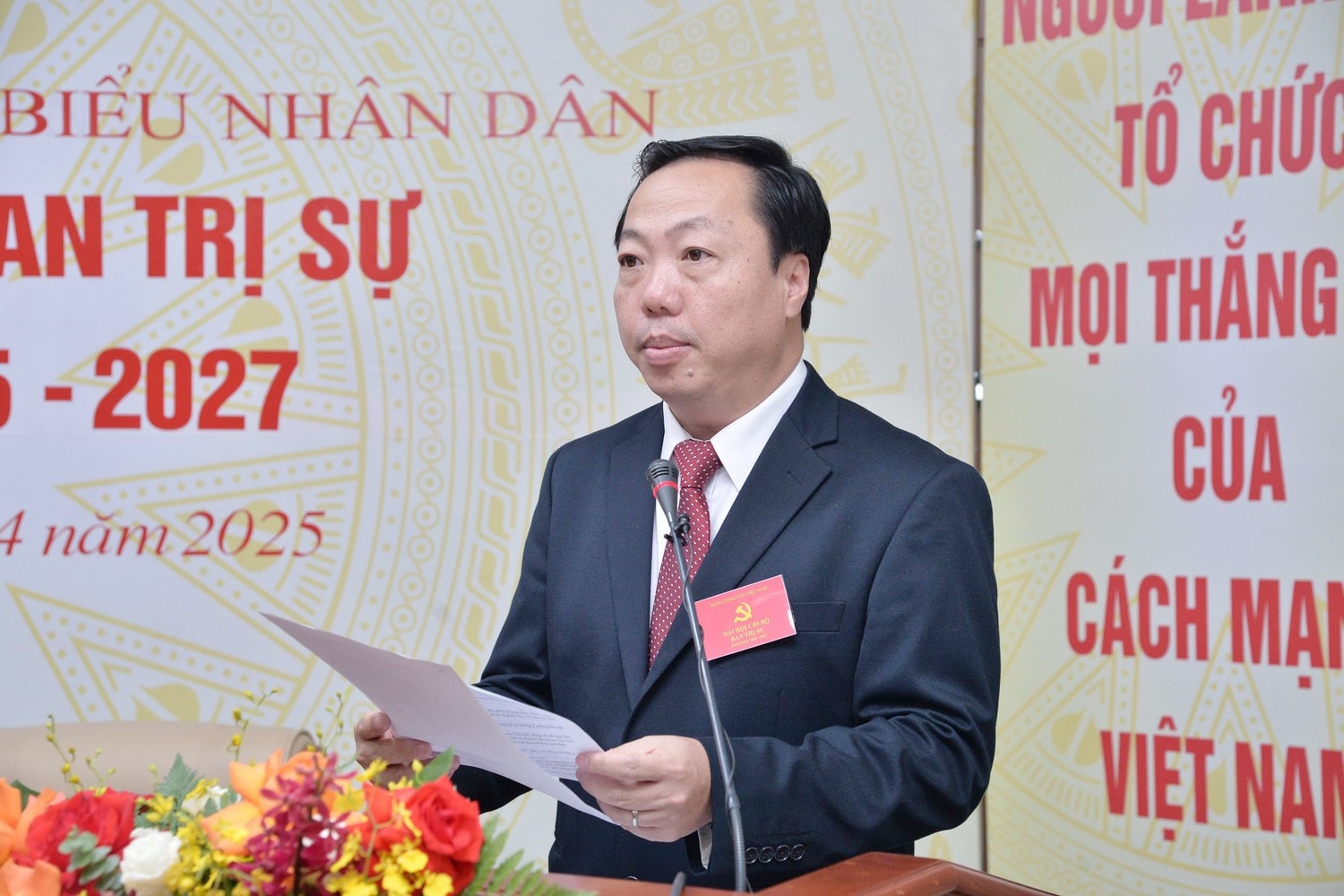 Phó Bí thư Chi bộ Nguyễn Đăng Hải trình bày Báo cáo Kiểm điểm của tập thể Chi ủy Chi bộ Ban Trị sự nhiệm kỳ 2022 - 2025