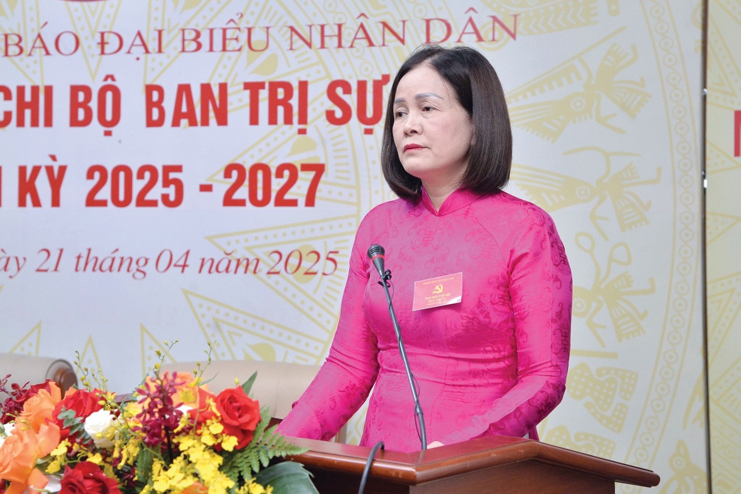 Bí thư Chi bộ Ban Trị sự, Phó Tổng Biên tập Nguyễn Thị Minh Hằng trình bày dự thảo Báo cáo Chính trị tại Đại hội