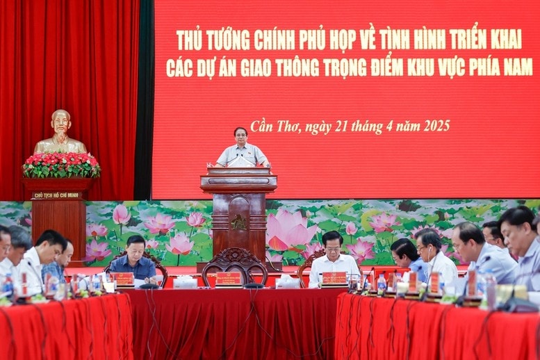 Thủ tướng Phạm Minh Chính chủ trì cuộc họp về tình hình triển khai các dự án giao thông trọng điểm tại khu vực phía nam - Ảnh: VGP/Nhật Bắc
