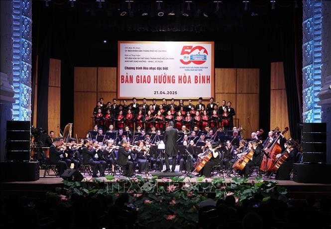 Chương trình hoà nhạc đặc biệt "Bản giao hưởng hoà bình”. Ảnh: Thống Nhất/TTXVN