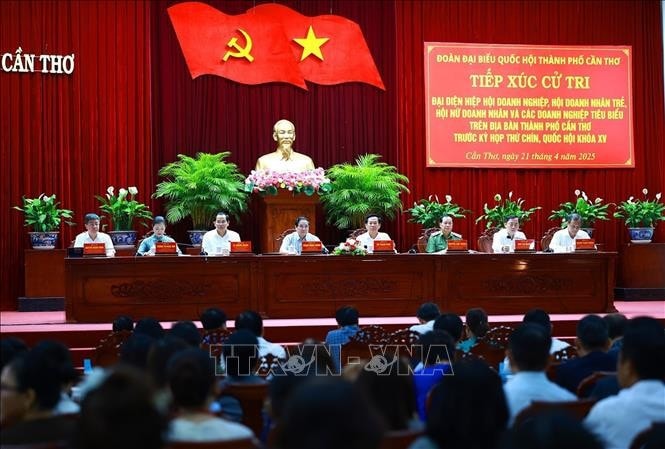Thủ tướng Phạm Minh Chính và đoàn Đại biểu Quốc hội thành phố Cần Thơ tiếp xúc cử tri trước Kỳ họp thứ Chín, Quốc hội Khoá XV. Ảnh: Dương Giang/TTXVN