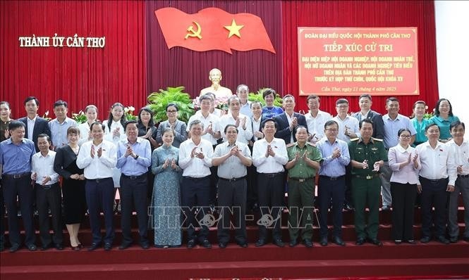 Thủ tướng Phạm Minh Chính và đoàn Đại biểu Quốc hội thành phố Cần Thơ với các cử tri. Ảnh: Dương Giang/TTXVN
