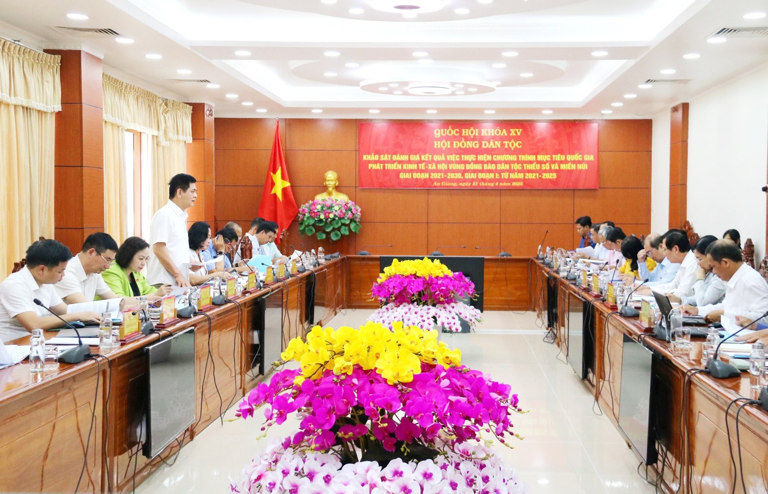Quang cảnh cuộc làm việc với UBND tỉnh An Giang về kết quả thực hiện Chương trình mục tiêu quốc gia phát triển kinh tế - xã hội vùng đồng bào dân tộc thiểu số
