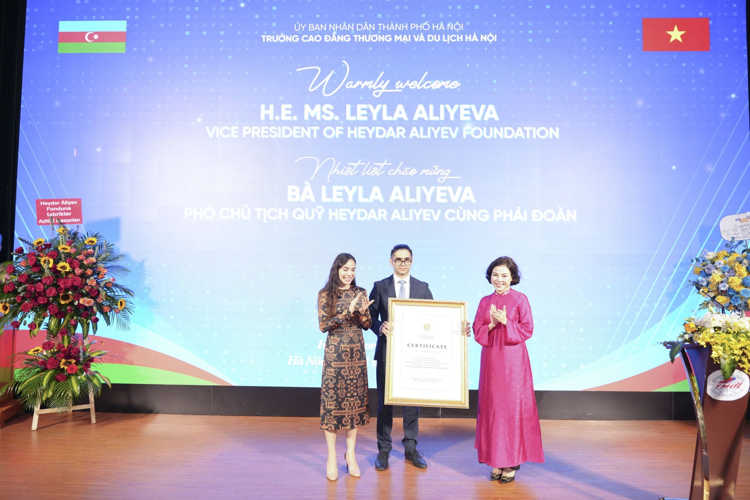 ba-leyla-aliyeva-pho-chu-tich-quy-heydar-aliyev-to-chuc-phi-chinh-phu-cua-azerbaijan-trao-tang-mon-qua-la-250-trieu-dong-toi-tap-the-truong-min.jpg