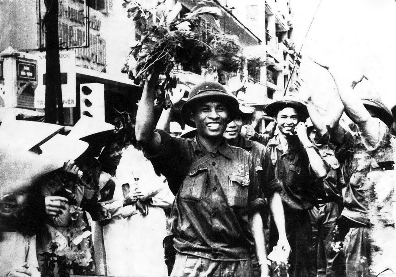 nhan-dan-da-nang-don-mung-quan-giai-phong-tien-vao-thanh-pho-ngay-2931975.jpg