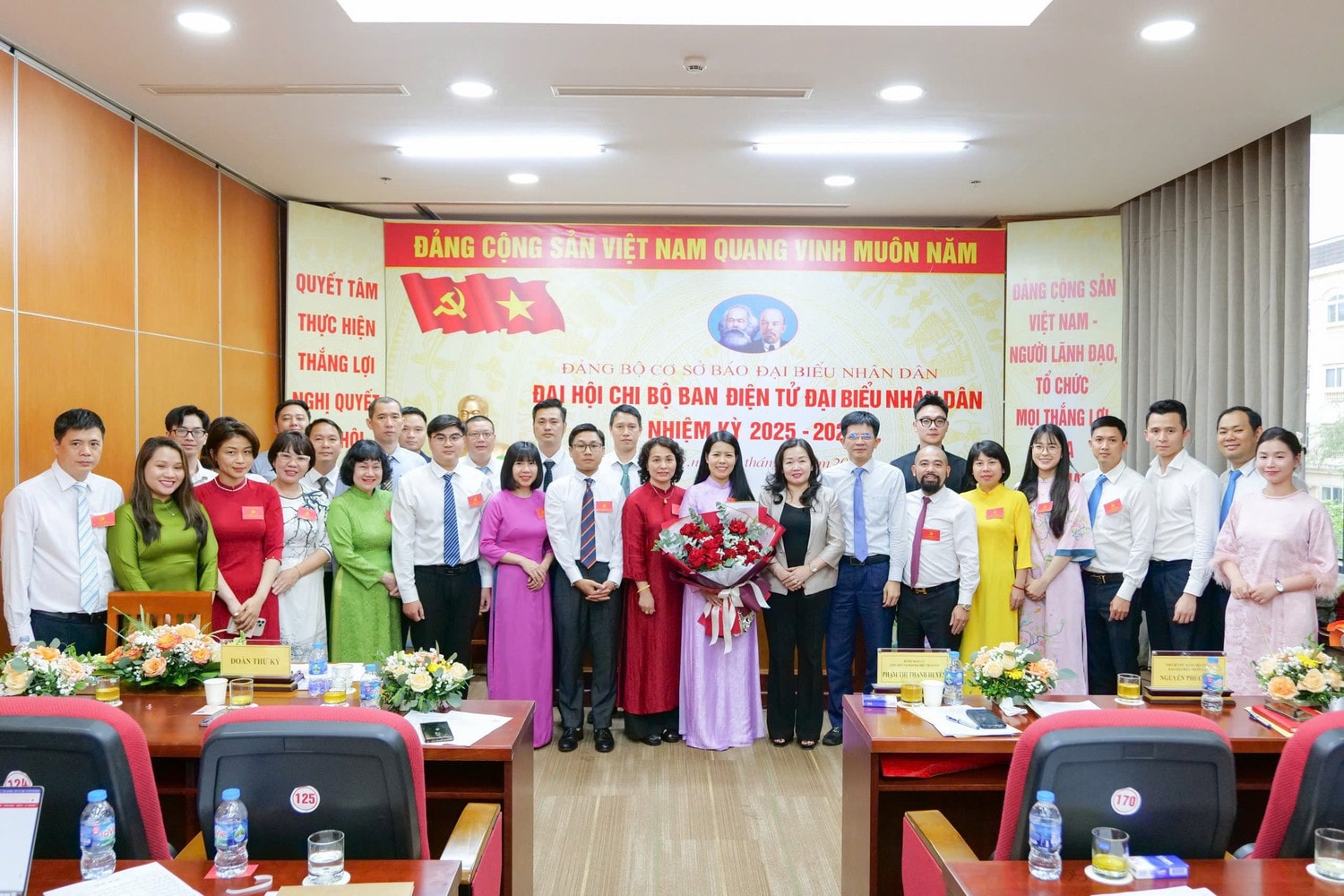 Bí thư Đảng ủy, Tổng Biên tập Báo Đại biểu Nhân dân Phạm Thị Thanh Huyền; Phó Bí thư Đảng ủy, Phó trưởng Ban Trị sự Nguyễn Phúc Huy với các đảng viên, quần chúng Chi bộ Ban Điện tử. Ảnh: Quốc Việt