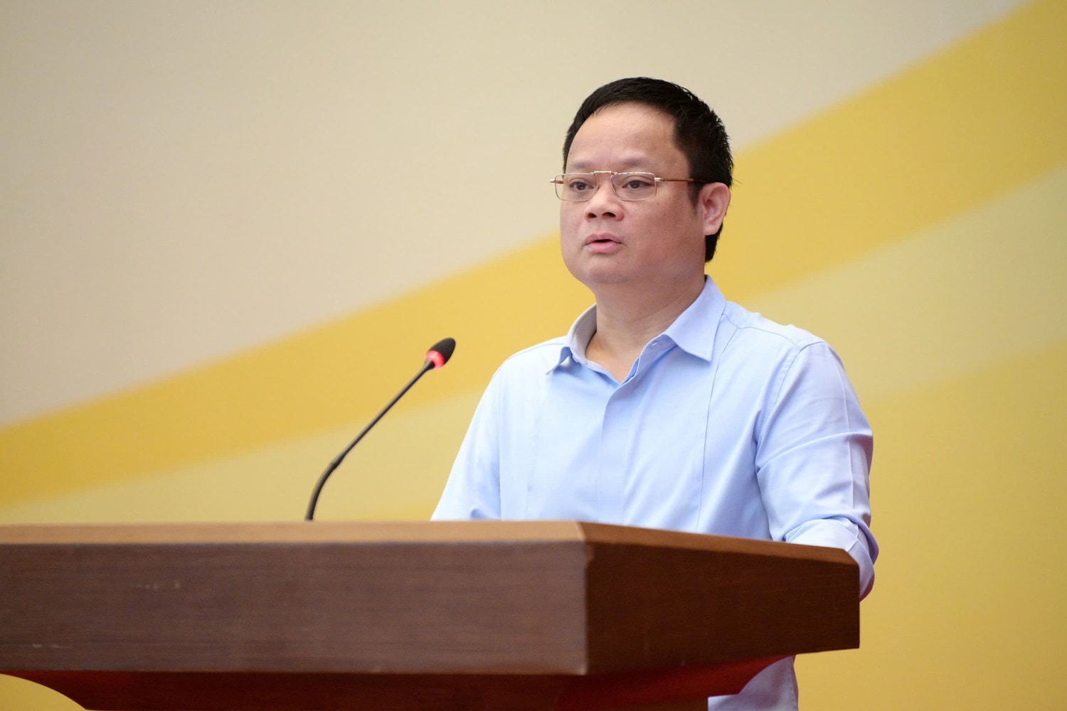 Phó Chủ nhiệm Văn phòng Quốc hội Vũ Minh Tuấn phát biểu tại Hội nghị. Ảnh: Lâm Hiển