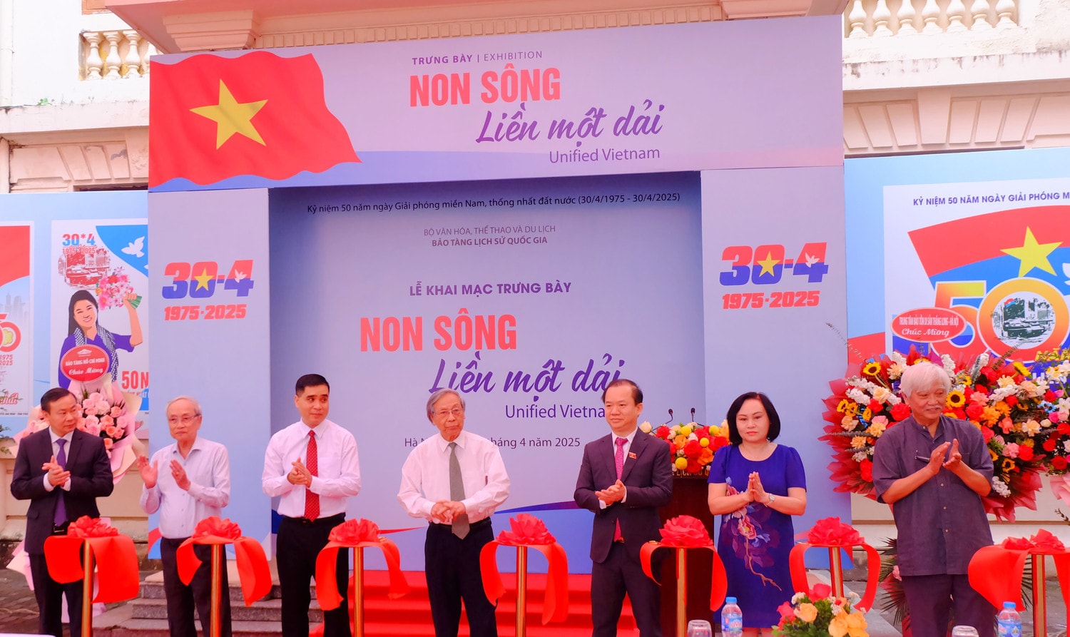 Cắt băng khai mạc trưng bày
