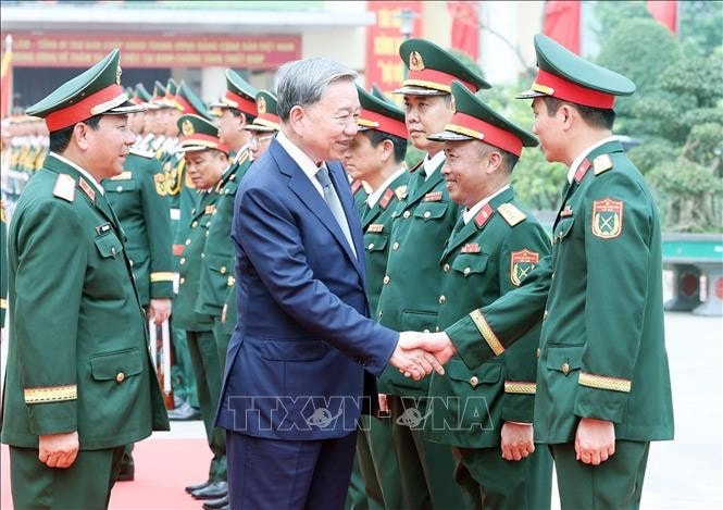 Tổng Bí thư Tô Lâm với lãnh đạo, sỹ quan chỉ huy Bộ Tư lệnh Binh chủng Tăng thiết giáp. Ảnh: Thống Nhất/TTXVN