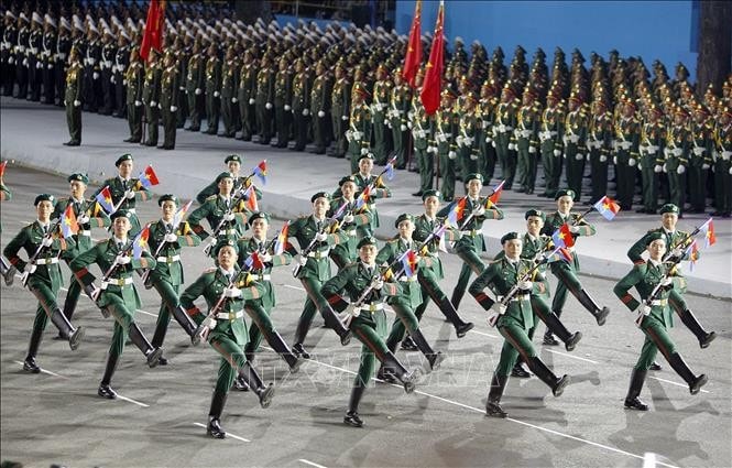 Chương trình đồng diễn nghệ thuật múa súng của Lực lượng Quân đội nhân dân tham gia Tổng hợp luyện diễu binh, diễu hành lần 2. Ảnh: TTXVN