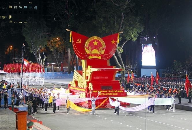 Diễu hành xe hoa mang biểu tượng Quốc huy nước Cộng hòa xã hội chủ nghĩa Việt Nam trong buổi Tổng hợp luyện diễu binh, diễu hành lần thứ hai. Ảnh: Thanh Vũ/TTXVN