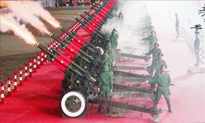 Nghi thức bắn đại bác chào cờ tại Công viên Bến Bạch Đằng trong buổi Tổng hợp luyện diễu binh, diễu hành lần thứ hai. Ảnh: Thanh Vũ/TTXVN