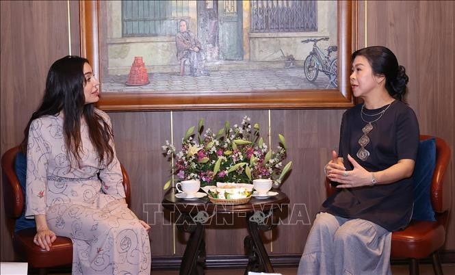 Phu nhân Ngô Phương Ly và bà Leyla Aliyeva, Phó Chủ tịch Quỹ Heydar Aliyev tham quan Bảo tàng Mỹ thuật Việt Nam. Ảnh: Văn Điệp/TTXVN