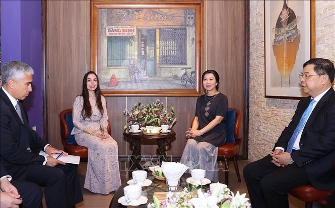 Phu nhân Ngô Phương Ly và bà Leyla Aliyeva, Phó Chủ tịch Quỹ Heydar Aliyev tham quan Bảo tàng Mỹ thuật Việt Nam. Ảnh: Văn Điệp/TTXVN