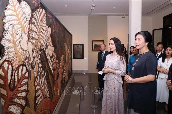 Phu nhân Ngô Phương Ly và bà Leyla Aliyeva, Phó Chủ tịch Quỹ Heydar Aliyev tham quan Bảo tàng Mỹ thuật Việt Nam. Ảnh: Văn Điệp/TTXVN