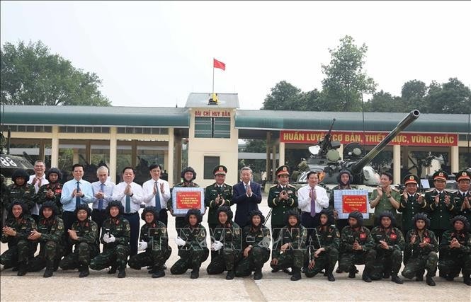 Tổng Bí thư Tô Lâm động viên, tặng quà cho cán bộ, chiến sĩ của Bộ Tư lệnh Binh chủng Tăng thiết giáp. Ảnh: Thống Nhất/TTXVN