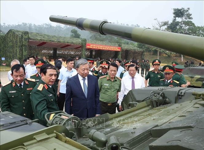 Tổng Bí thư Tô Lâm tham quan vũ khí, khí tài của Binh chủng Tăng thiết giáp. Ảnh: Thống Nhất/TTXVN