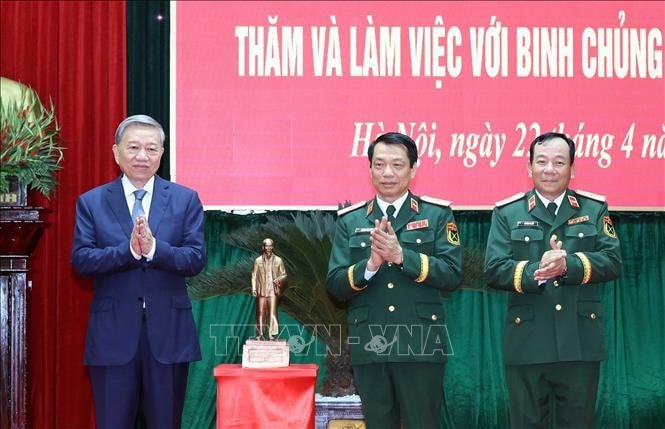 Tổng Bí thư Tô Lâm tặng bức tượng Chủ tịch Hồ Chí Minh cho Binh chủng Tăng thiết giáp. Ảnh: Thống Nhất/TTXVN